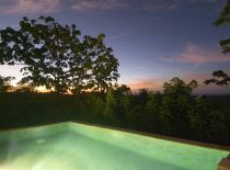 Villa Bulan Madu, Pool bei Nacht